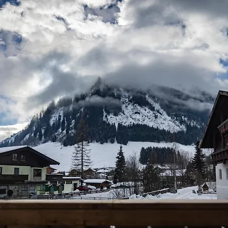 מלון דירות Riverside 4*